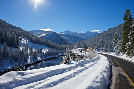 天气寒冷冰雪覆盖的山脉背景