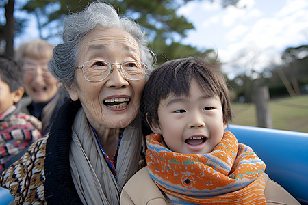 亲子公园里玩耍的奶奶和孙子背景