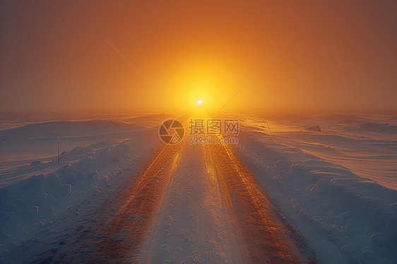 夕阳下冰雪覆盖的道路图片