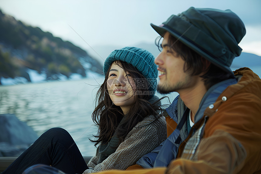 湖边的青年男女图片