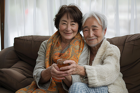 老年夫妻坐在沙发上喝茶图片