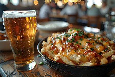 温馨酒吧啤酒和丰盈芝士薯条图片