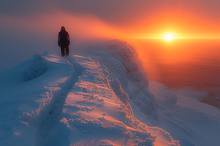日落时分雪峰眺望的人图片