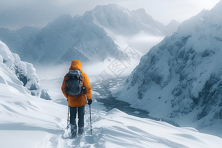 黄衣男子徒步攀登雪山图片