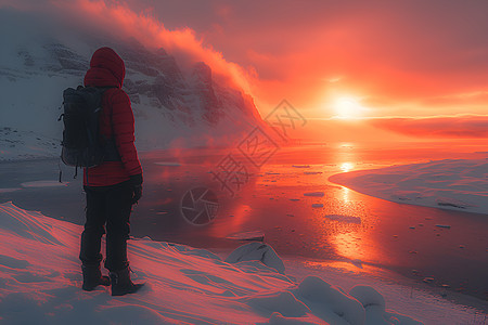 夕阳下冰湖畔的背包客图片