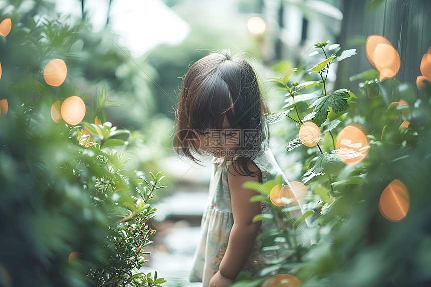 花园中的小女孩图片