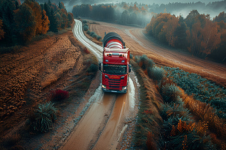 山间道路上的红色卡车图片