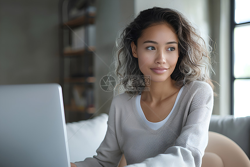 现代女性用电脑工作图片