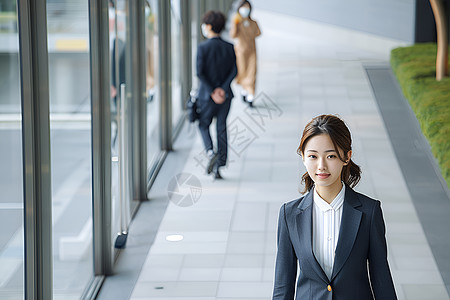 穿着西装的商务女性图片