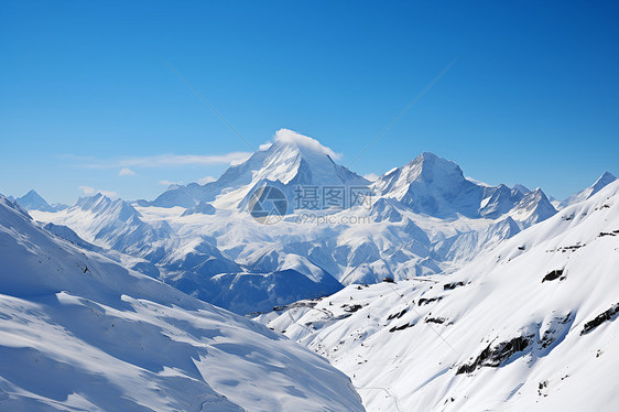 白雪皑皑的山峰图片