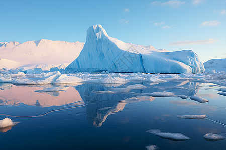 冰山漂浮在海洋上图片