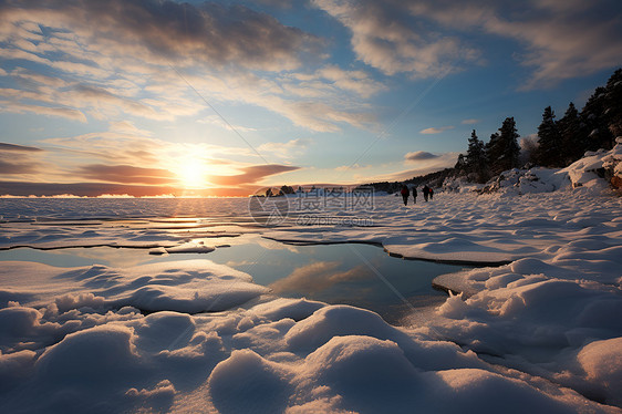 冰湖上的日出图片