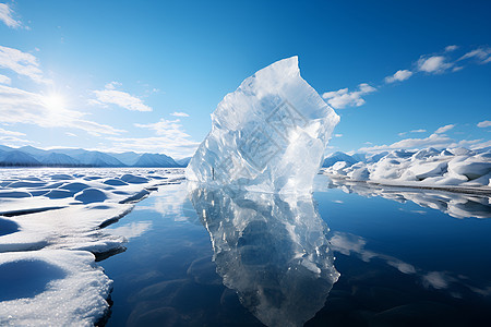 冰湖上漂浮的巨大冰山图片