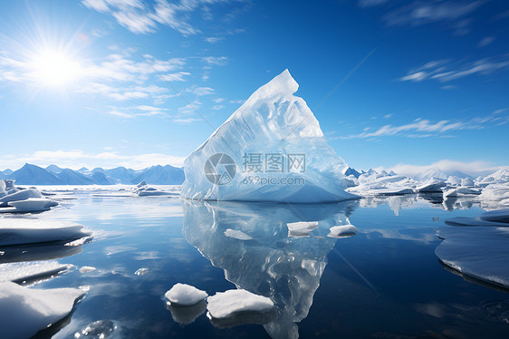 冰山漂浮在湖面图片