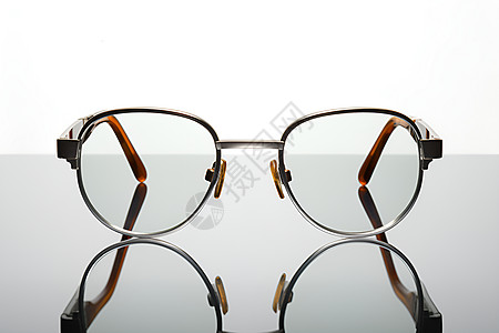 桌面上放置的眼镜高清图片