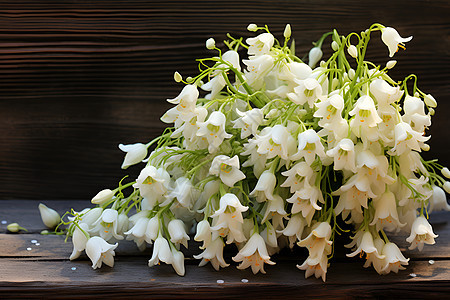 木板上的白色花朵图片