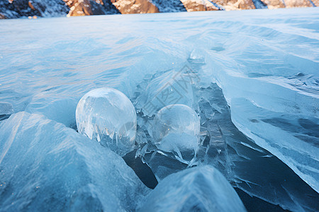 冰球漂浮于湖面图片