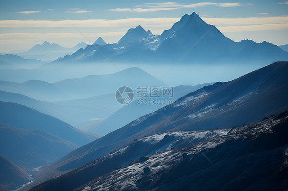 蓝天与山脉图片