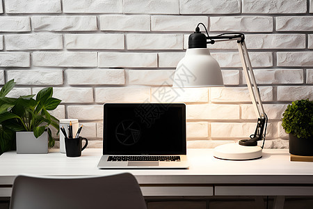 桌子上的笔记本电脑和台灯图片