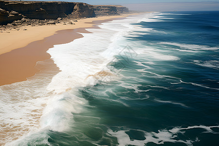 海岸边的自然波浪图片