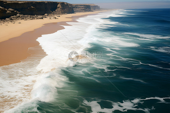 海岸边的自然波浪图片