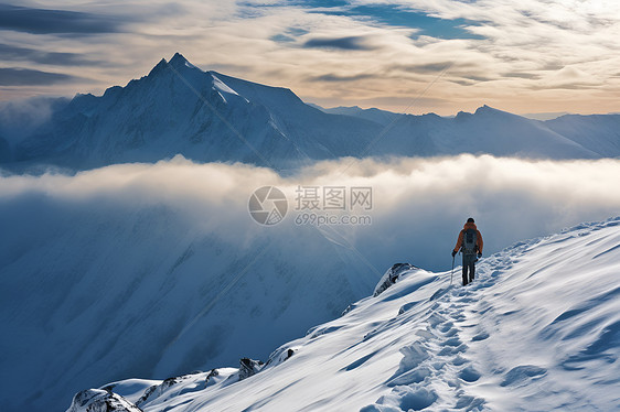 攀登冰山的人图片