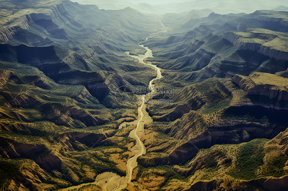 山谷间的一条河流图片
