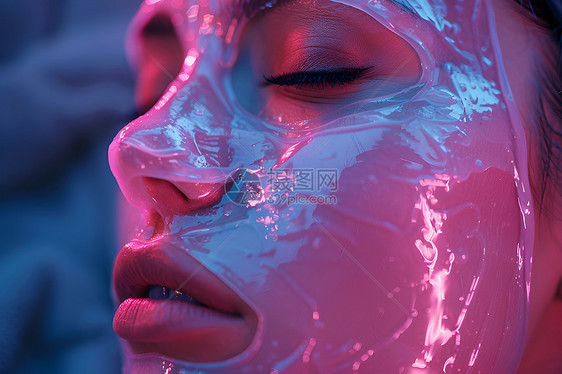 女子脸上的护肤透明面膜图片