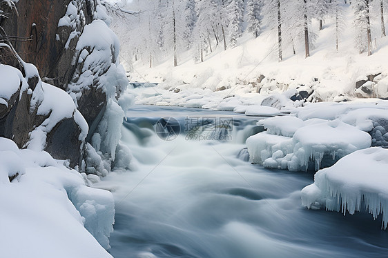 冰雪山林里的河流图片