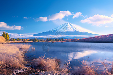 雪山倒映在湖面上图片