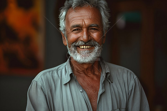 微笑的老年男子图片