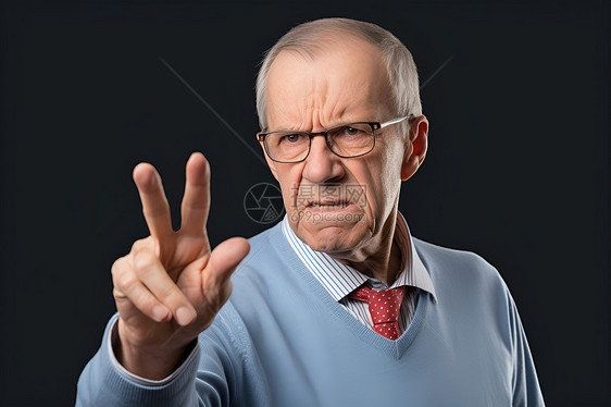 愤怒的老年男人图片