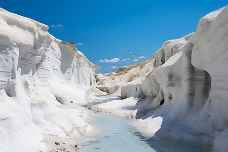 峡谷中的雪岩图片