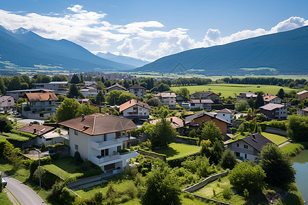 村庄道路风景如画的小镇与湖泊山脉背景