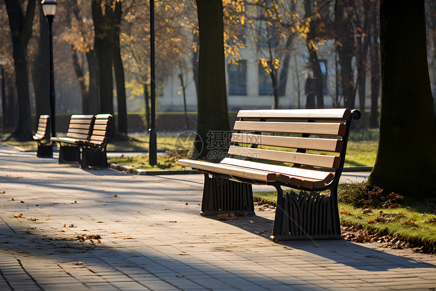 公园中的空荡荡的长椅图片