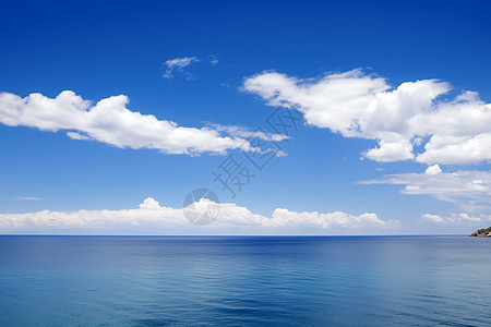 蓝天白云下的大海图片