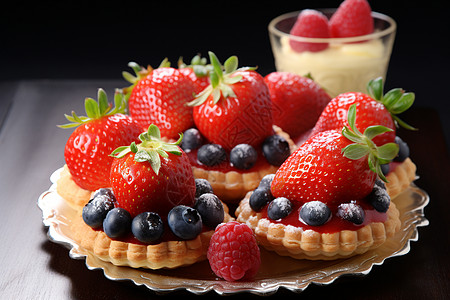 草莓点缀的甜品高清图片