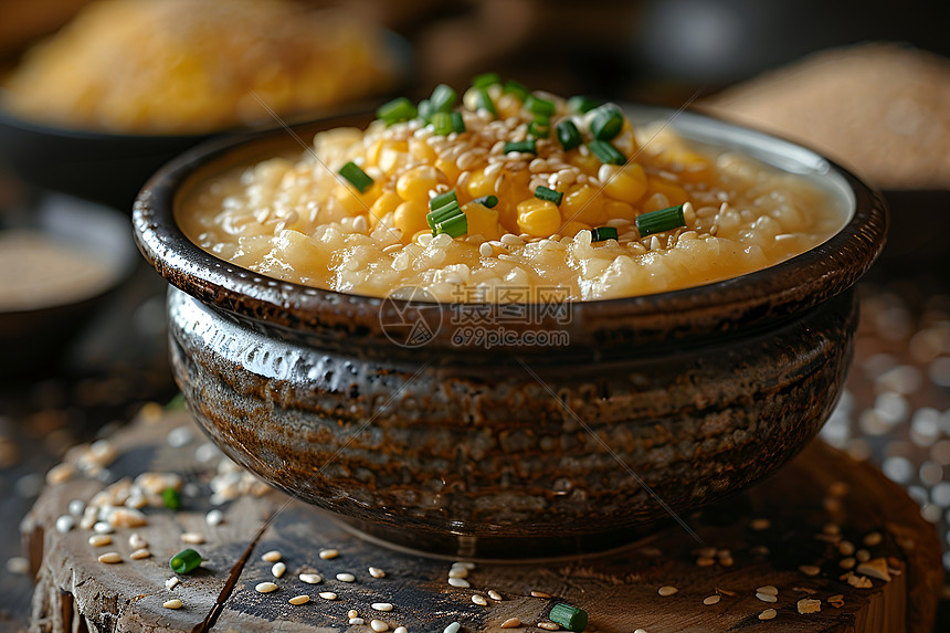 陶瓷碗中的玉米粥图片