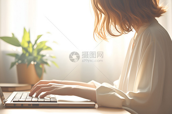 女人在键盘上打字图片