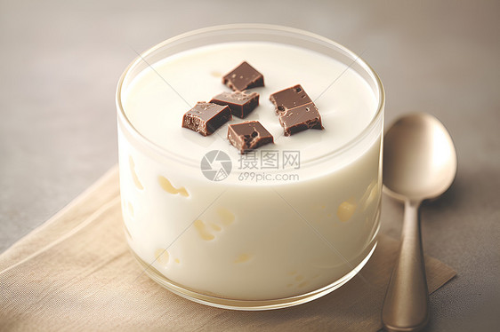 牛奶中的巧克力图片