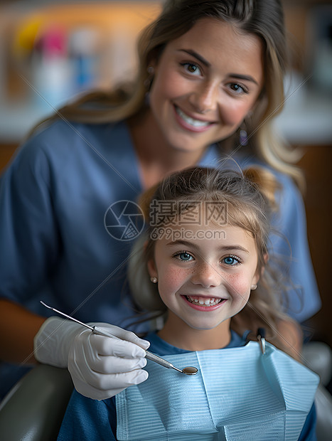 幸福笑容的女孩和牙医图片