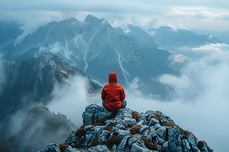 山峦的男子图片