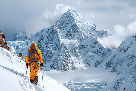 攀登雪山的男子图片