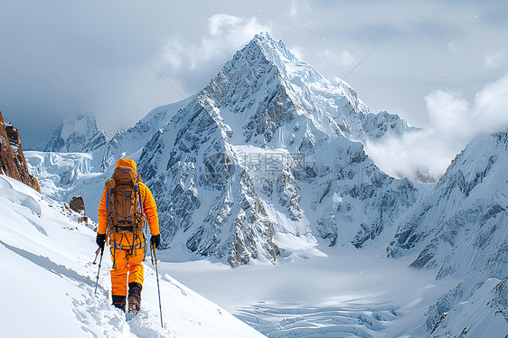 攀登雪山的男子图片
