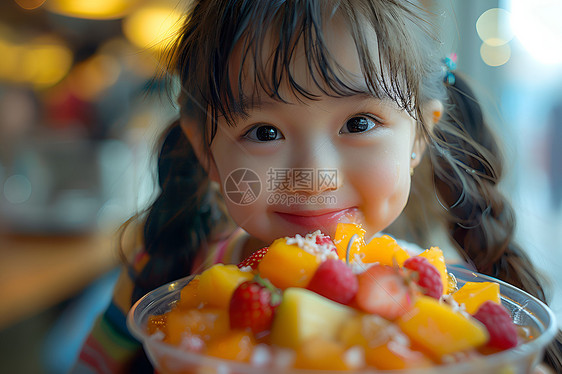 享受水果的女孩图片
