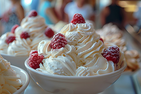 冰淇淋上的树莓图片