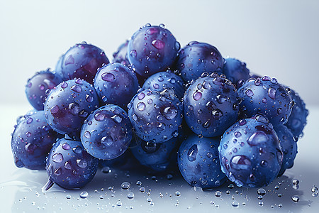 紫色葡萄上的水滴图片
