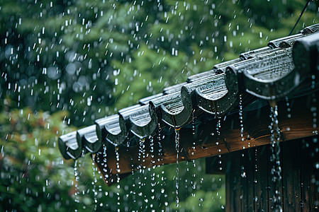 雨滴落在屋顶上图片