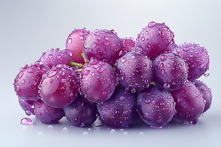 紫色水滴点缀的葡萄图片