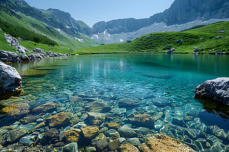 清晰的湖水图片